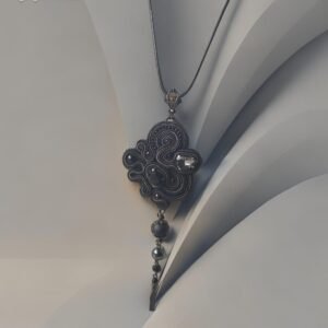 Sutažinis kaklo papuošalas