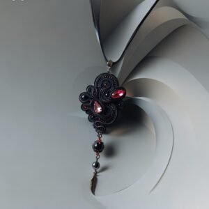 Sutažinis kaklo papuošalas