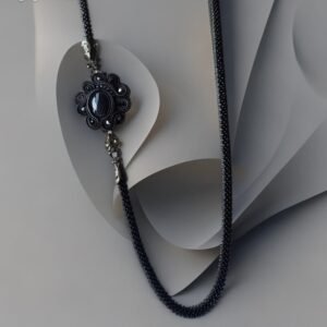 Sutažinis kaklo vėrinys su akmeniu