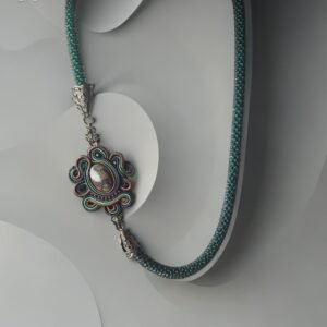 Sutažinis kaklo vėrinys su akmeniu