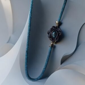 Sutažinis kaklo vėrinys su akmeniu