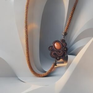 Sutažinis kaklo vėrinys su akmeniu