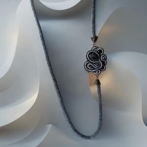 Sutažinis kaklo vėrinys su akmeniu