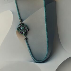 Sutažinis kaklo vėrinys su akmeniu