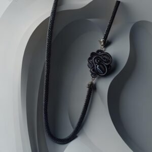 Sutažinis kaklo vėrinys su akmeniu