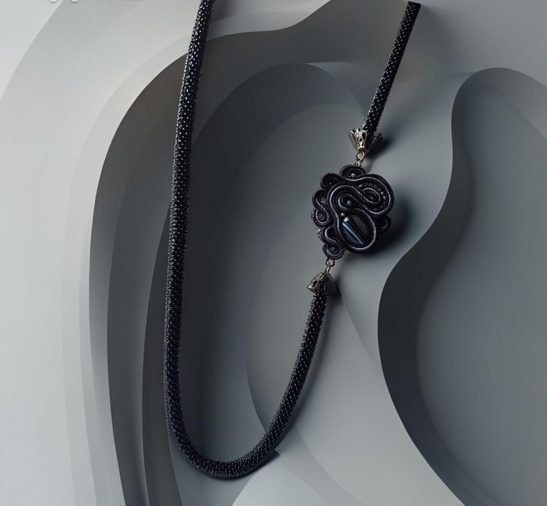 Sutažinis kaklo vėrinys su akmeniu