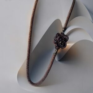 Sutažinis kaklo vėrinys su akmeniu