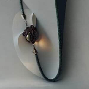 Sutažinis kaklo vėrinys su akmeniu