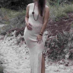 nerta rankomis suknele