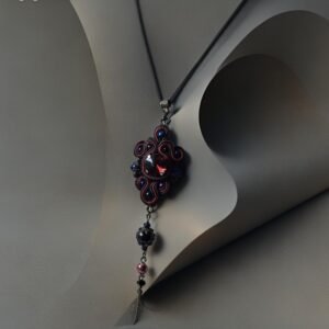 Sutažinis kaklo pakabukas