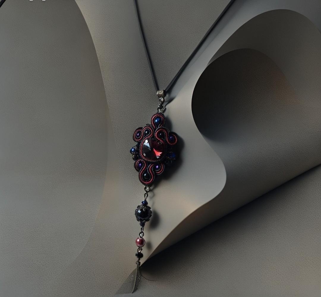 Sutažinis kaklo pakabukas