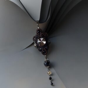 sutažinis kaklo pakabukas