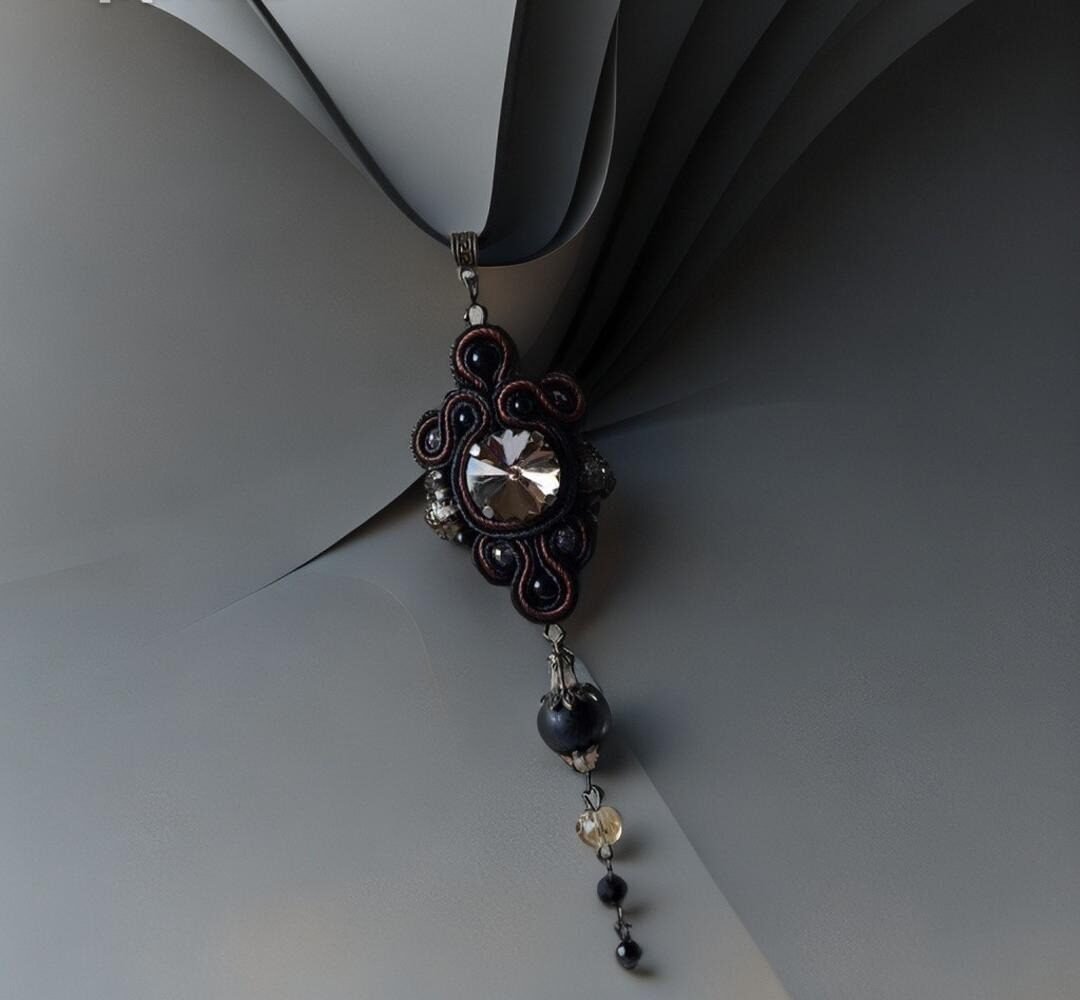 sutažinis kaklo pakabukas