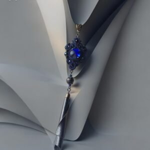 Sutažinis kaklo pakabukas