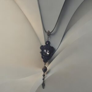 Sutažinis kaklo pakabukas