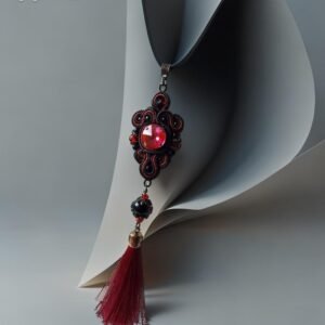 Sutažinis kaklo pakabukas