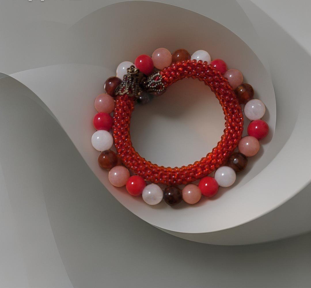 Apyrankė natūralių akmenukų raudona