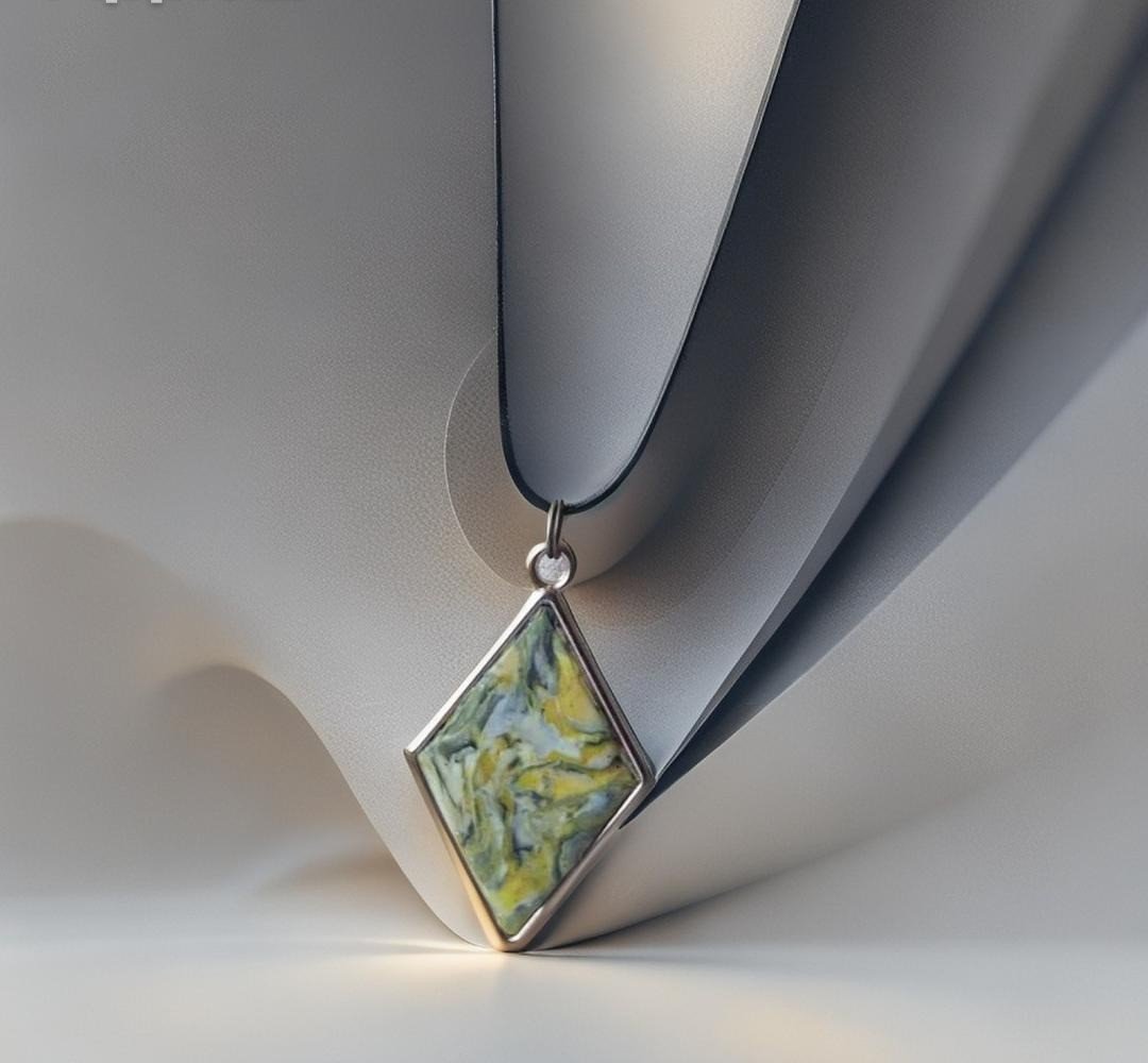 Polimerinio molio įrėmintas pakabukas