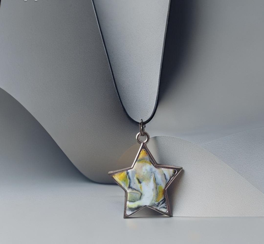 Polimerinio molio įrėmintas pakabukas