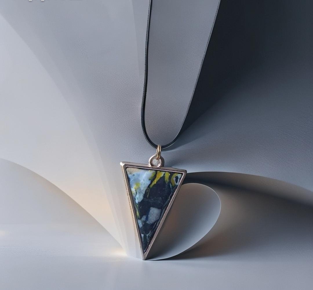 Polimerinio molio įrėmintas pakabukas