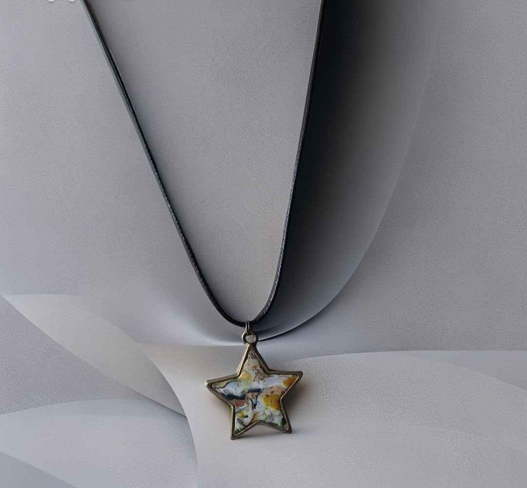 Polimerinio molio įrėmintas pakabukas