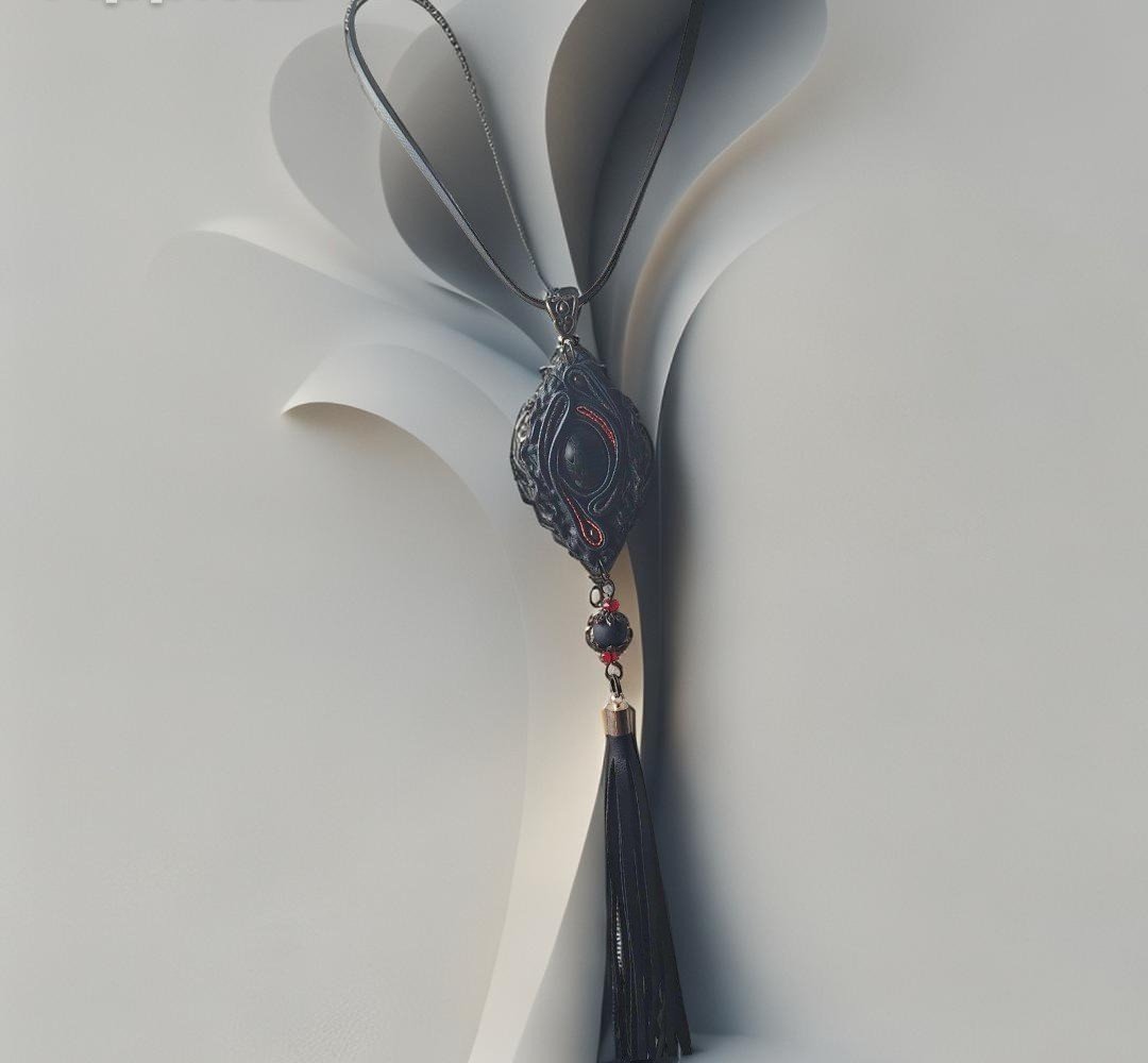 Odinis kaklo pakabukas su stiklo kristalu