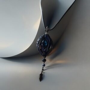 Odinis kaklo pakabukas su stiklo kristalu