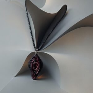 Trumpas odinis kaklo pakabukas