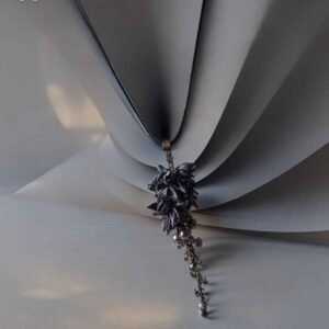 Odinis kaklo pakabukas gėlytė