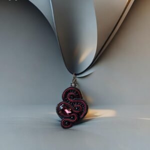 Trumpas sutažinis kaklo pakabukas