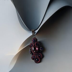 Trumpas sutažinis kaklo pakabukas