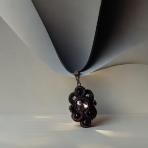 Trumpas sutažinis kaklo pakabukas