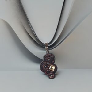 Trumpas sutažinis kaklo pakabukas