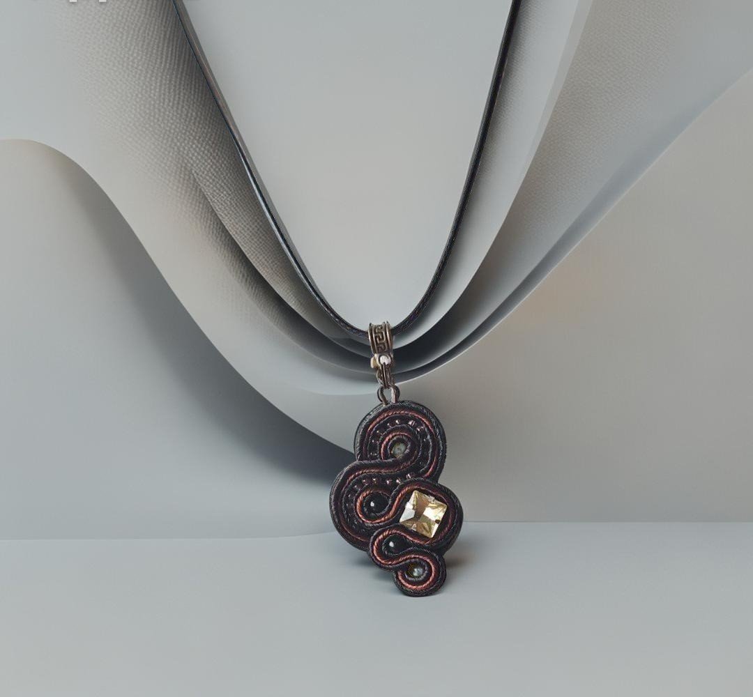 Trumpas sutažinis kaklo pakabukas