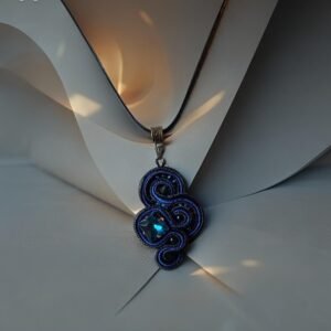 Trumpas sutažinis kaklo pakabukas