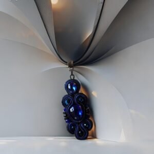 Trumpas sutažinis kaklo pakabukas