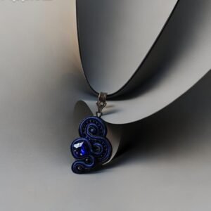 Trumpas sutažinis kaklo pakabukas