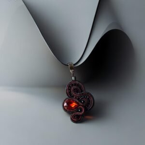 Trumpas sutažinis kaklo pakabukas